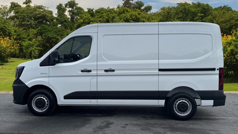 Renault Master Mwb Diesel Fwd MM35 Blue dCi 130 Advance Medium Roof Van